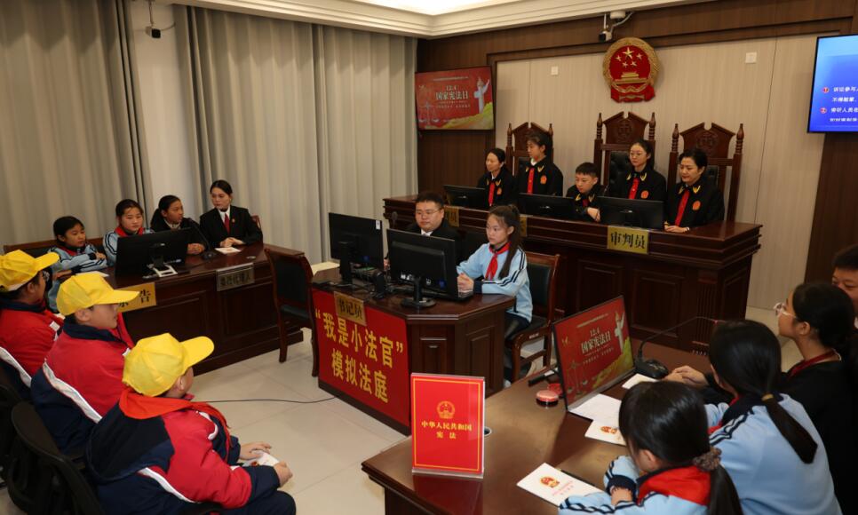 河南商丘梁园：模拟法庭进校园 宪法教育润童心