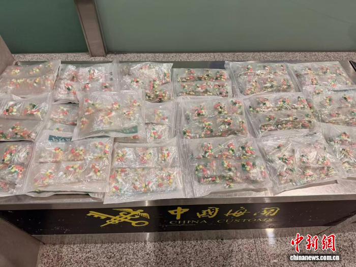 大连海关从非法携带入境旅客中查获数千粒含有