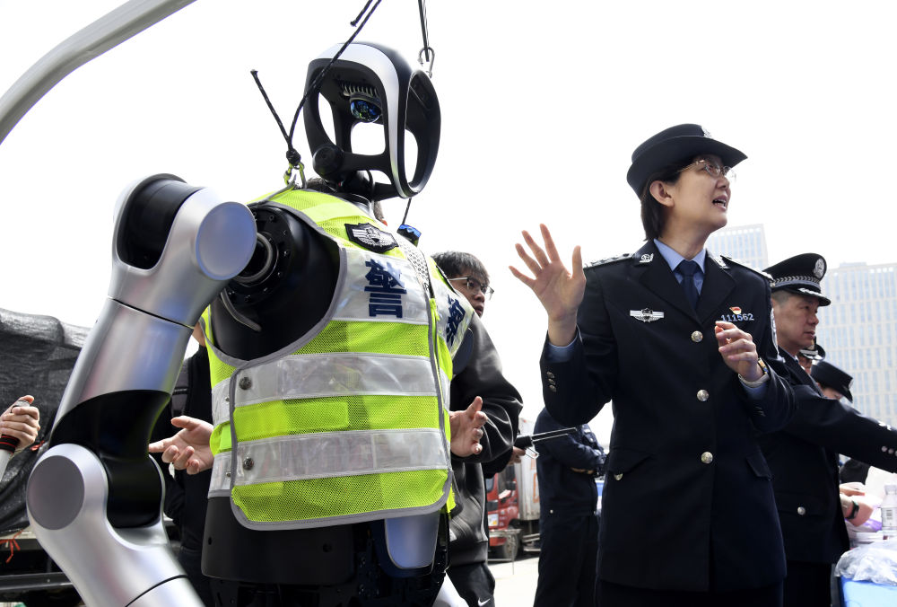 为续写两大奇迹新篇章贡献力量——写在第六个中国人民警察节到来之际