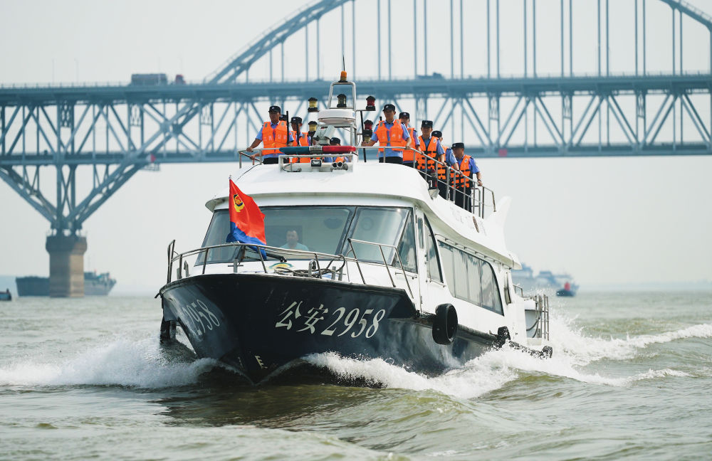 为续写两大奇迹新篇章贡献力量——写在第六个中国人民警察节到来之际