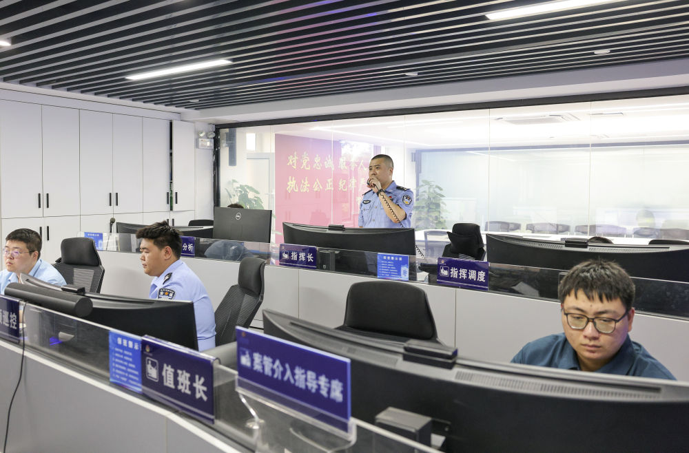 为续写两大奇迹新篇章贡献力量——写在第六个中国人民警察节到来之际