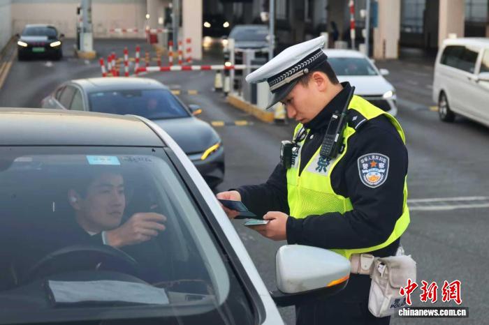 上海警方打击“黑车”“宰客”乱象 8人被处罚2人被刑拘