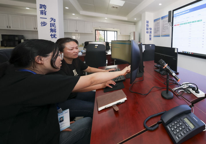 减负增效添干劲 实干担当谱新篇——2025年以习近平同志为核心的党中央整治形式主义为基层减负综述