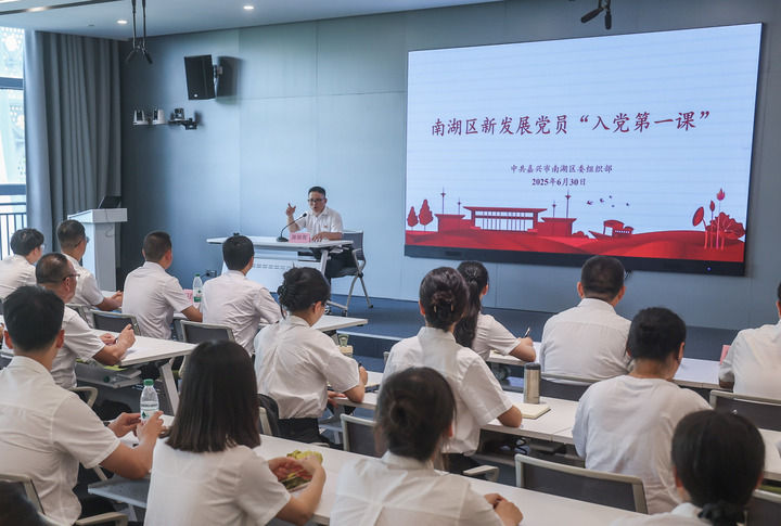 减负增效添干劲 实干担当谱新篇——2025年以习近平同志为核心的党中央整治形式主义为基层减负综述