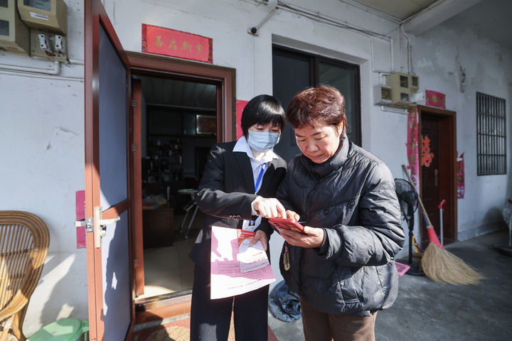 减负增效添干劲 实干担当谱新篇——2025年以习近平同志为核心的党中央整治形式主义为基层减负综述