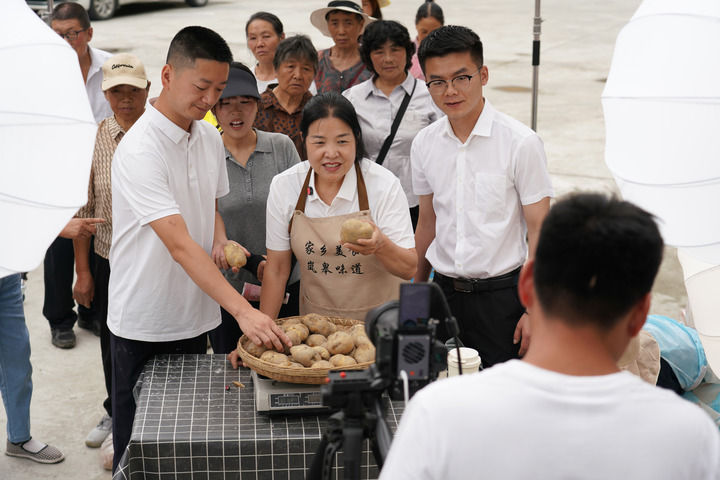 减负增效添干劲 实干担当谱新篇——2025年以习近平同志为核心的党中央整治形式主义为基层减负综述
