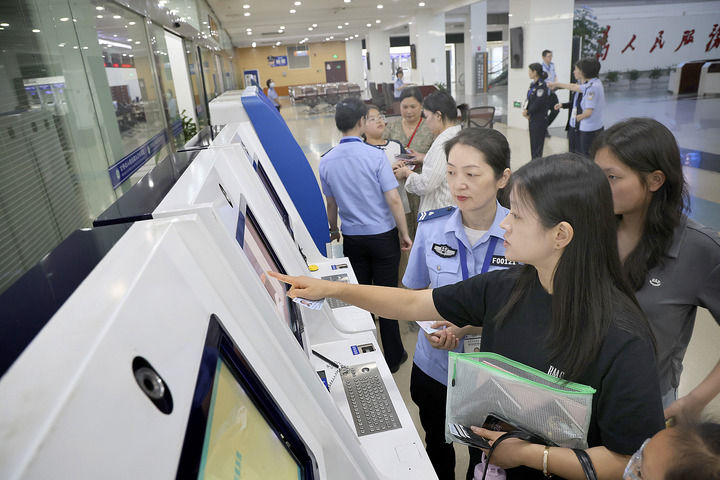 减负增效添干劲 实干担当谱新篇——2025年以习近平同志为核心的党中央整治形式主义为基层减负综述