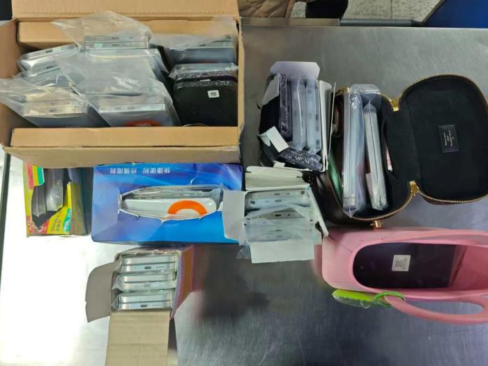 沙头角海关在进境车道查获司机藏匿手机60台