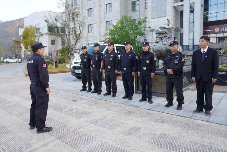 云南红河州法院七项举措推进“盘活沉睡资产 助推经济发展”专项行动 3绿春县法院开展“东仰利剑·暖冬护民 ”集中执行专项行动,重拳打击拒不执行、规避执行、抗拒执行等违法行为.jpg