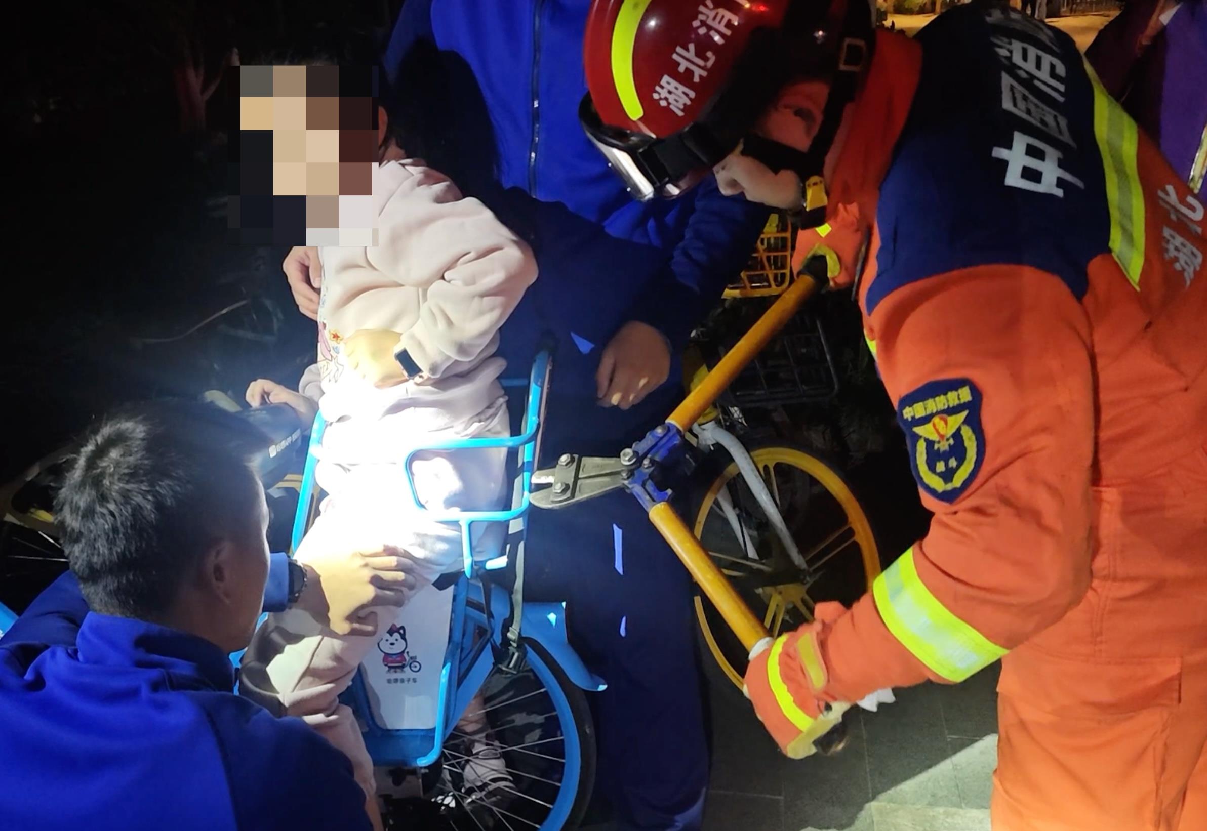 违规亲子共享单车再现,车从哪儿来?如何处置?