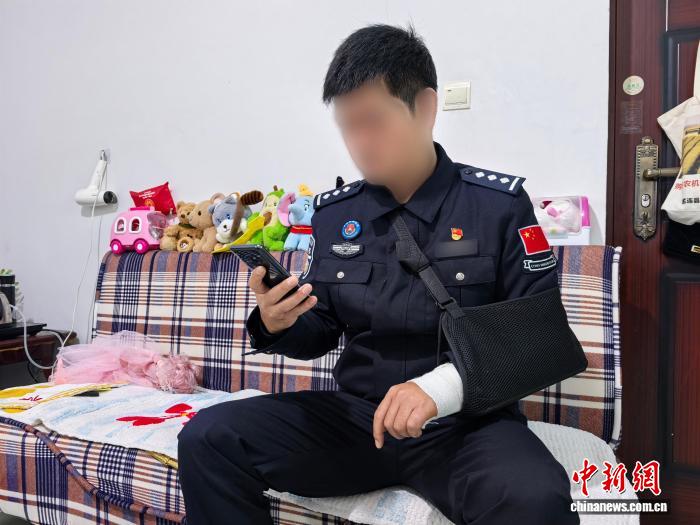 戍边民警飞扑驾车嫌疑人 手腕骨折仍不松手