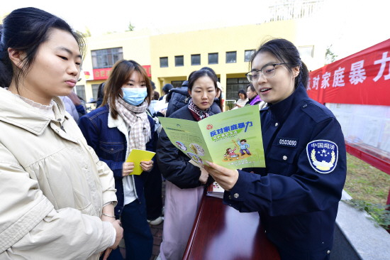 以法之名 与“她”同在 写在反家庭暴力法施行十周年之际