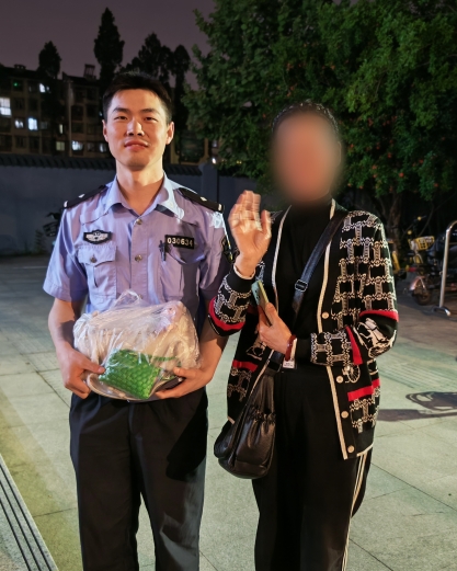 遗失包包被暖心“截胡” 警民接力6小时寻回纪念礼物