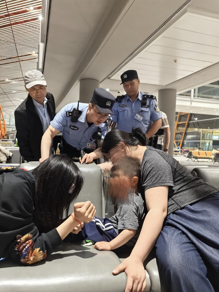 男童腿卡航站楼座椅，民警“拆座”快速解救