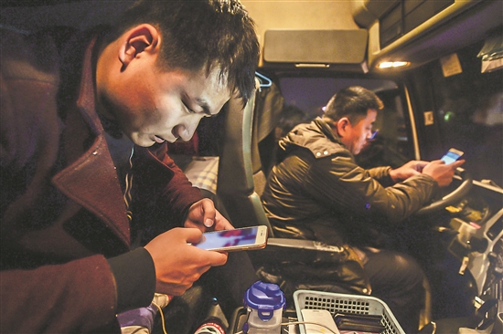 【聚焦新就业形态劳动者】“小屏幕”伴货车司机同行,短视频如何当好新“卡友”?