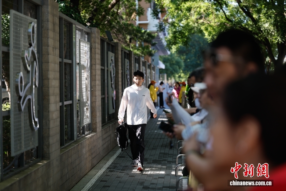 2026年全国高考安徽合肥现场： “985”“211”警号民警击掌送考