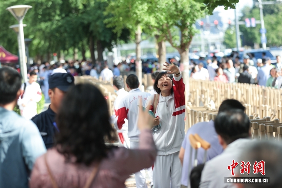 2026年全国高考安徽合肥现场： “985”“211”警号民警击掌送考