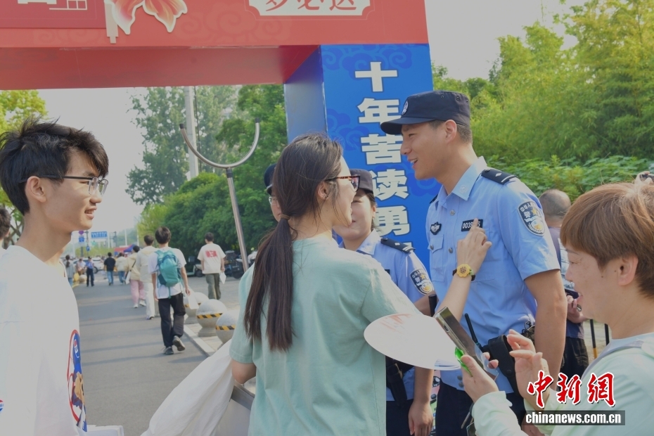 2026年全国高考安徽合肥现场： “985”“211”警号民警击掌送考