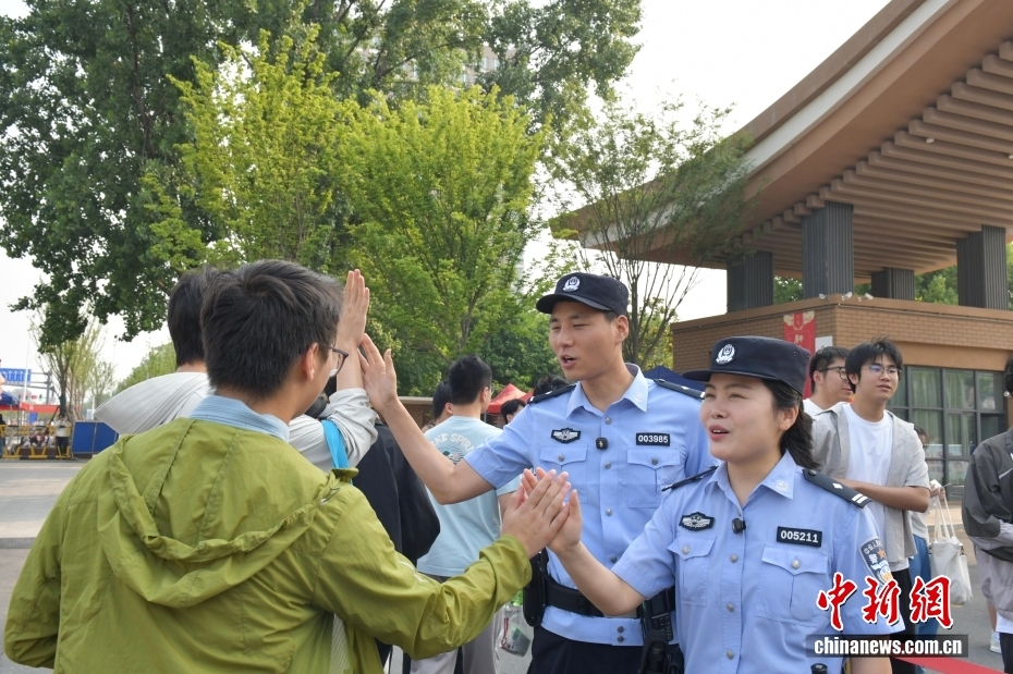 2026年全国高考安徽合肥现场： “985”“211”警号民警击掌送考