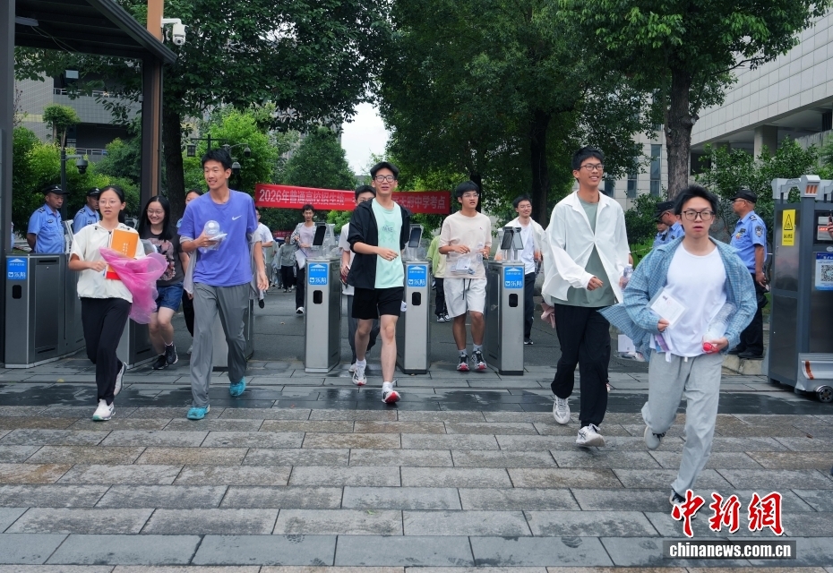 2026年全国高考安徽合肥现场： “985”“211”警号民警击掌送考