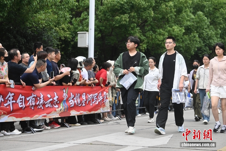 2026年全国高考安徽合肥现场： “985”“211”警号民警击掌送考