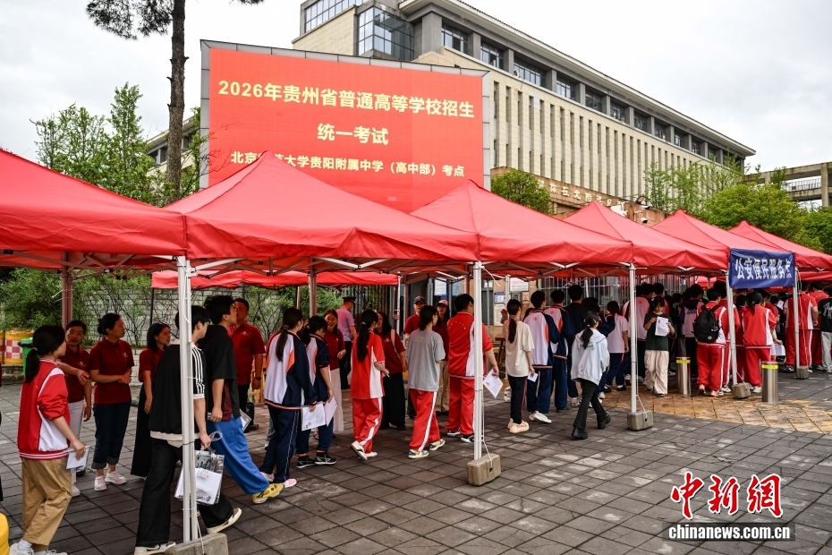 2026年全国高考安徽合肥现场： “985”“211”警号民警击掌送考