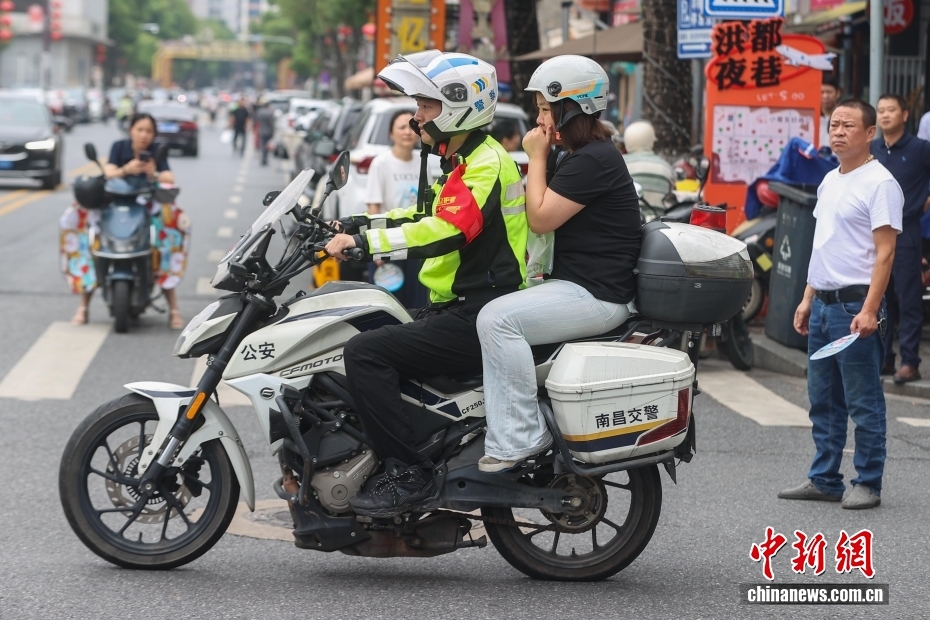 2026年全国高考安徽合肥现场： “985”“211”警号民警击掌送考