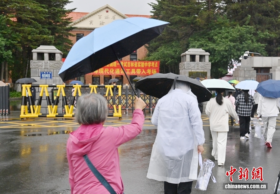 2026年全国高考安徽合肥现场： “985”“211”警号民警击掌送考
