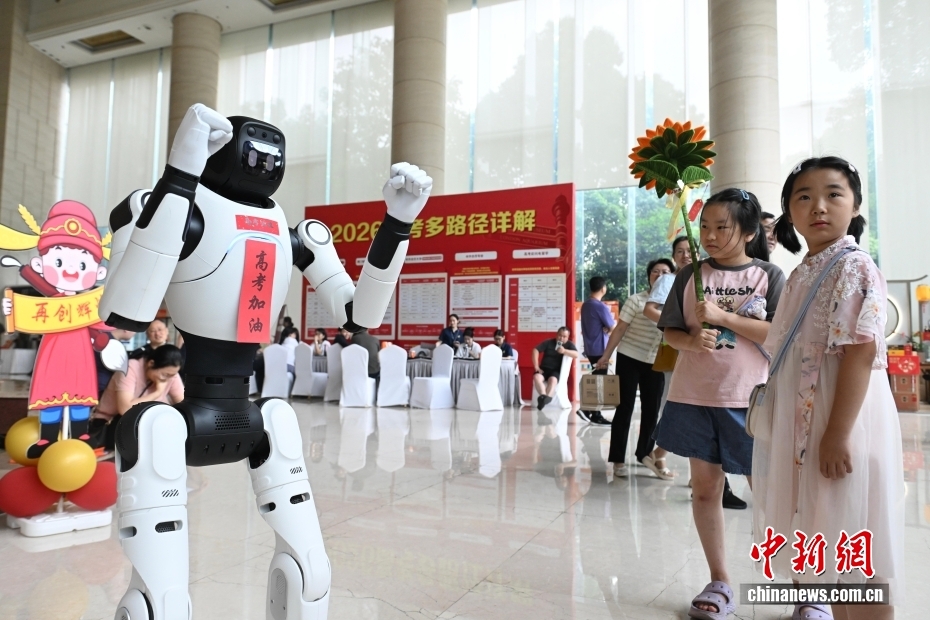 2026年全国高考安徽合肥现场： “985”“211”警号民警击掌送考