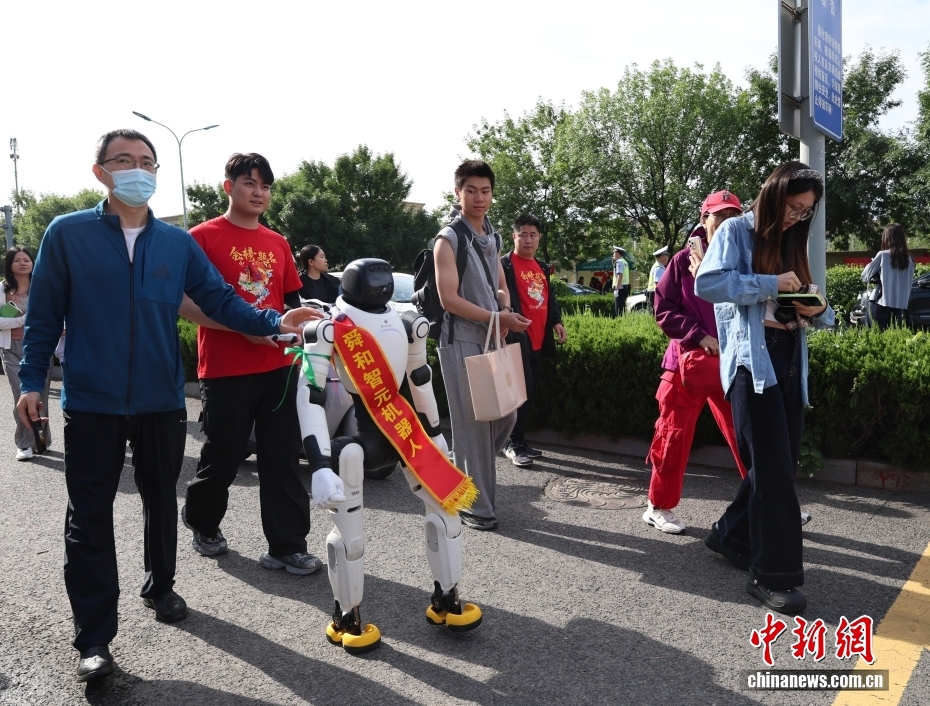 2026年全国高考安徽合肥现场： “985”“211”警号民警击掌送考