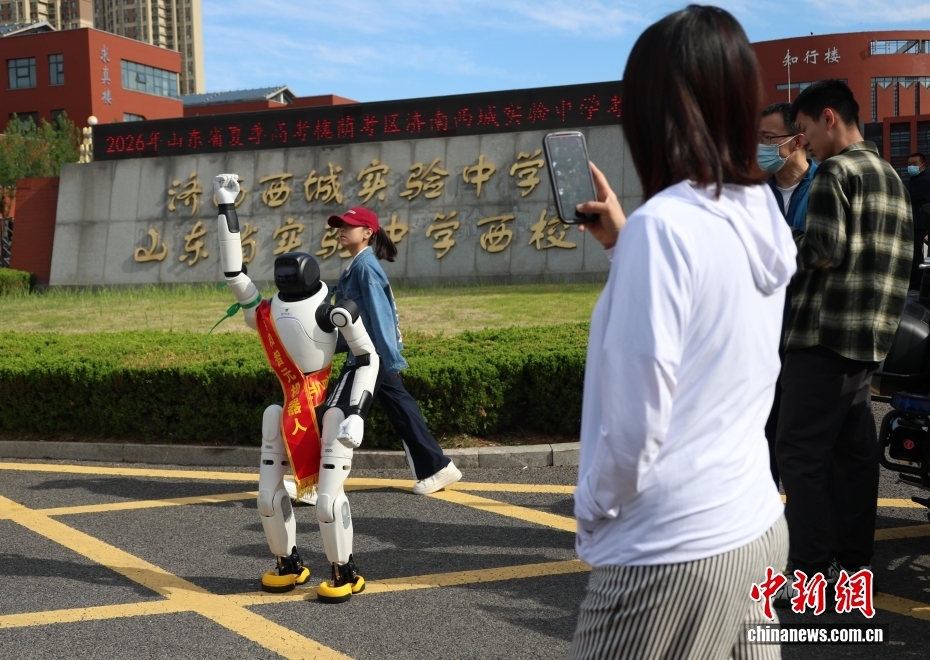 2026年全国高考安徽合肥现场： “985”“211”警号民警击掌送考