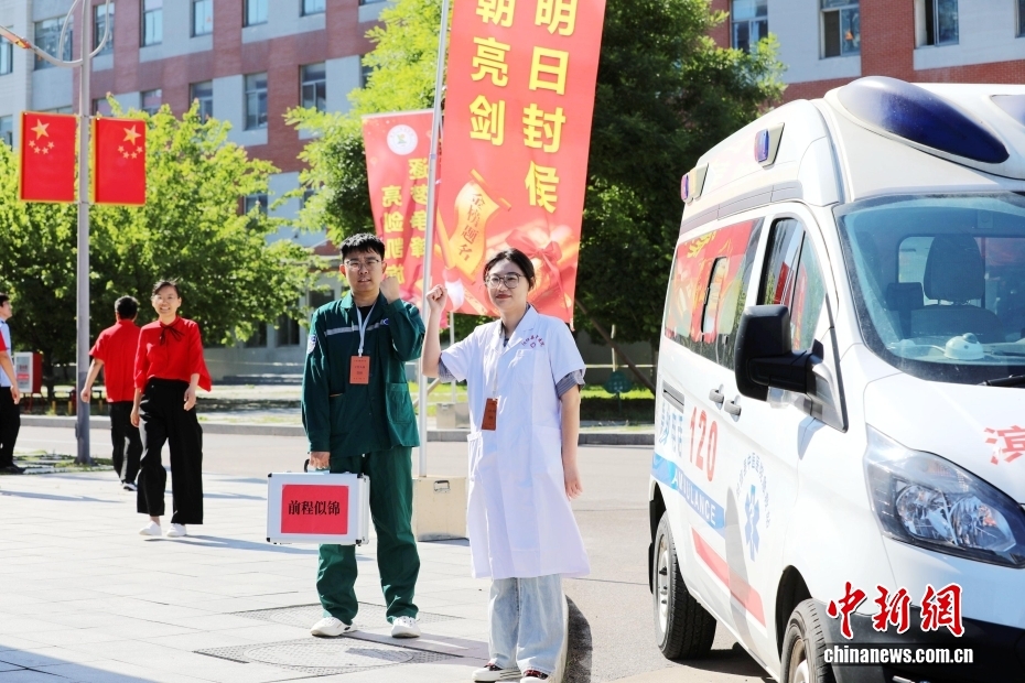 2026年全国高考安徽合肥现场： “985”“211”警号民警击掌送考