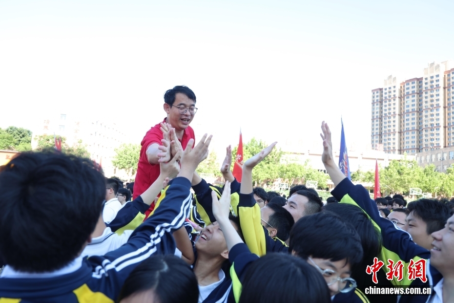 2026年全国高考安徽合肥现场： “985”“211”警号民警击掌送考