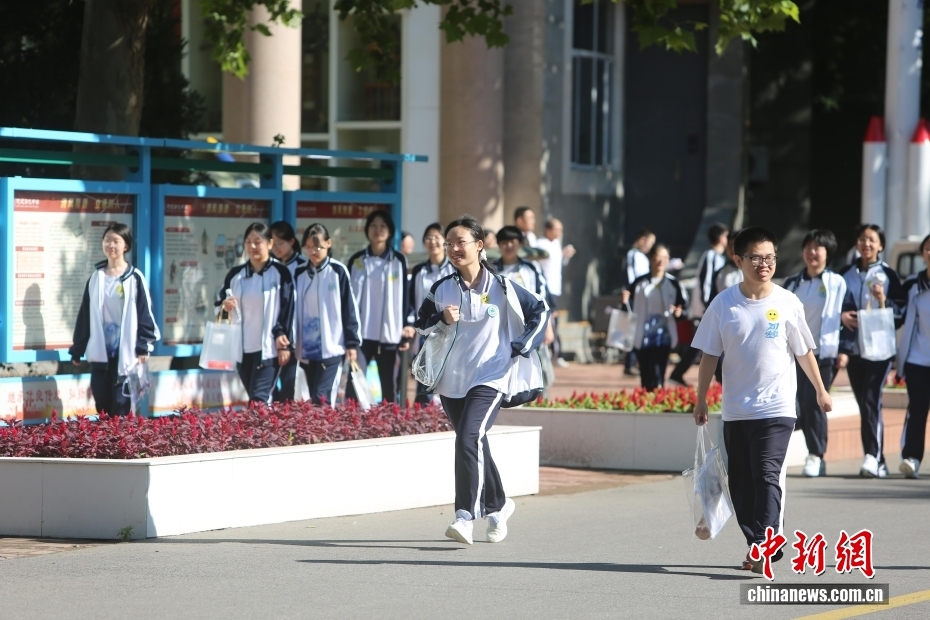 2026年全国高考安徽合肥现场： “985”“211”警号民警击掌送考