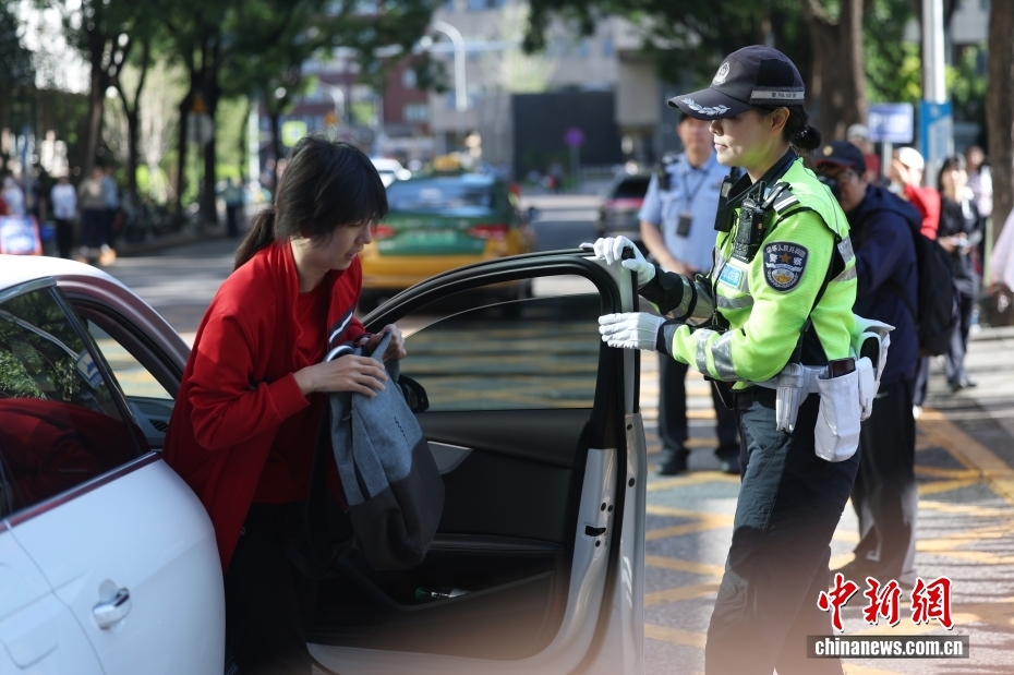 2026年全国高考安徽合肥现场： “985”“211”警号民警击掌送考