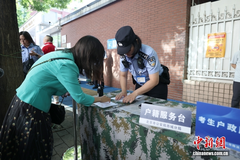 2026年全国高考安徽合肥现场： “985”“211”警号民警击掌送考