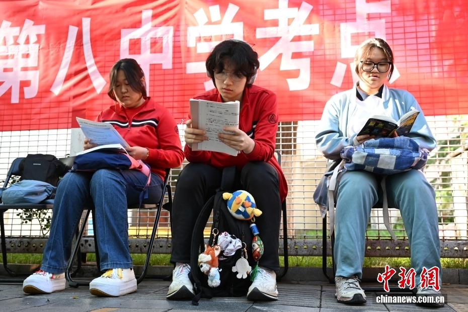 2026年全国高考安徽合肥现场： “985”“211”警号民警击掌送考
