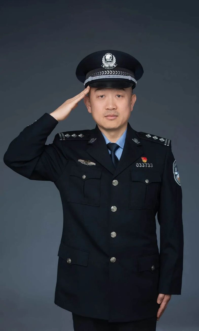 十年 十几本 百万字 这个民警把社区刻在了心里
