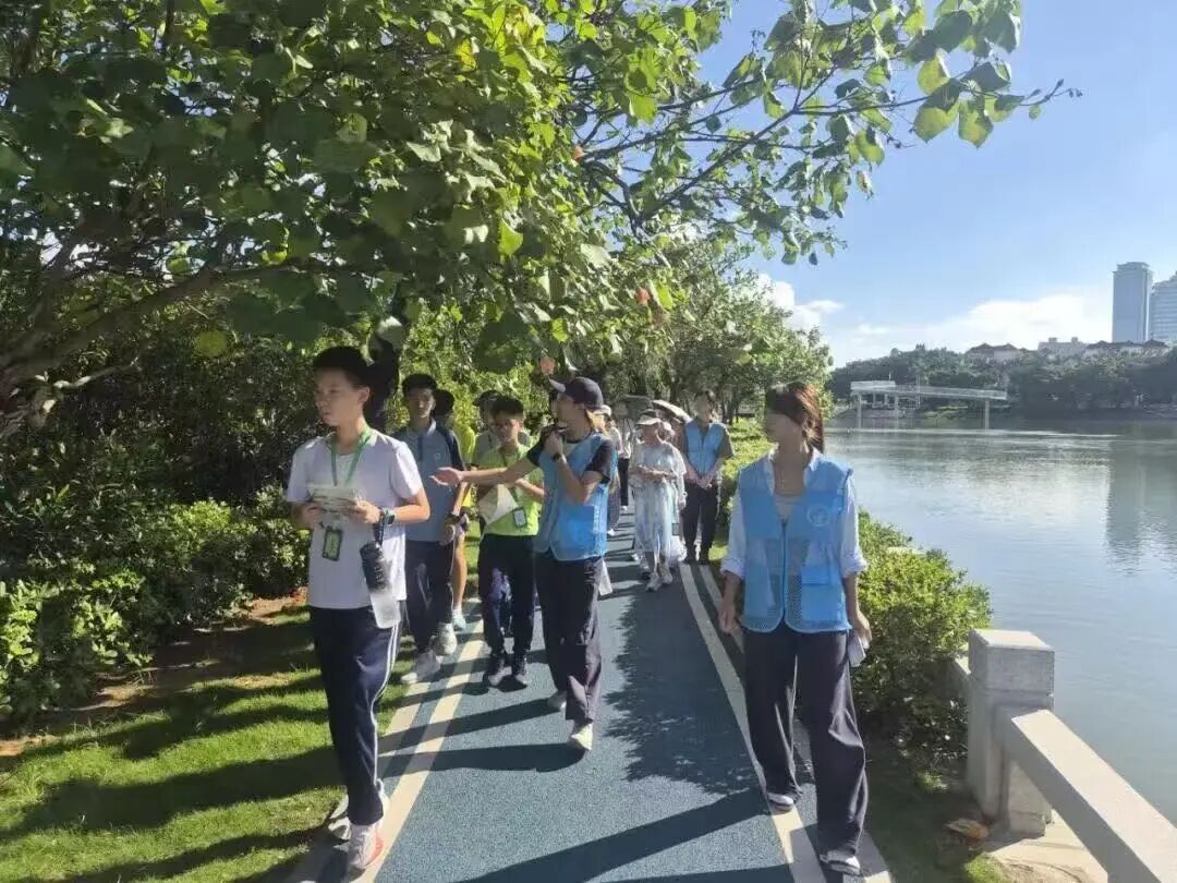 筼筜湖畔,少年偕青绿同行