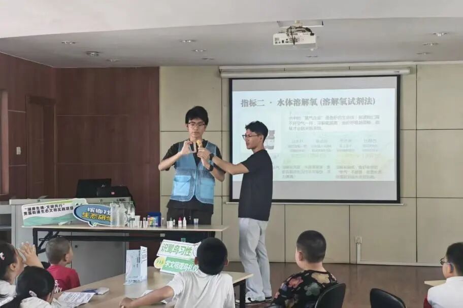 筼筜湖畔,少年偕青绿同行