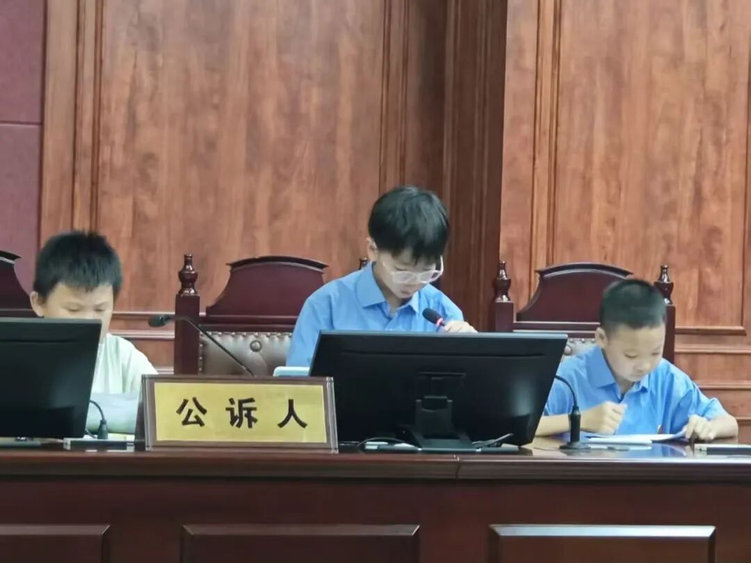 筼筜湖畔,少年偕青绿同行