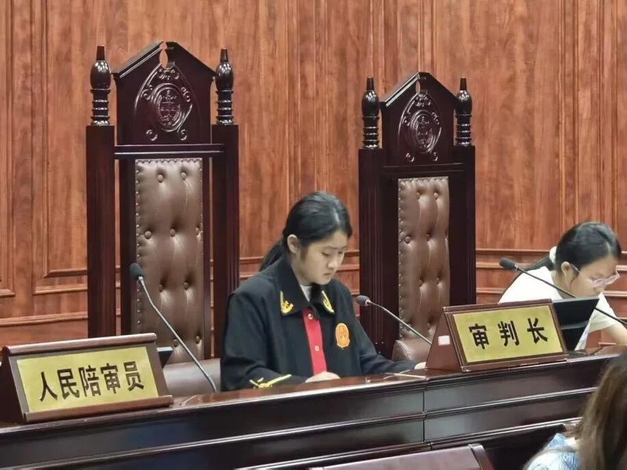 筼筜湖畔,少年偕青绿同行