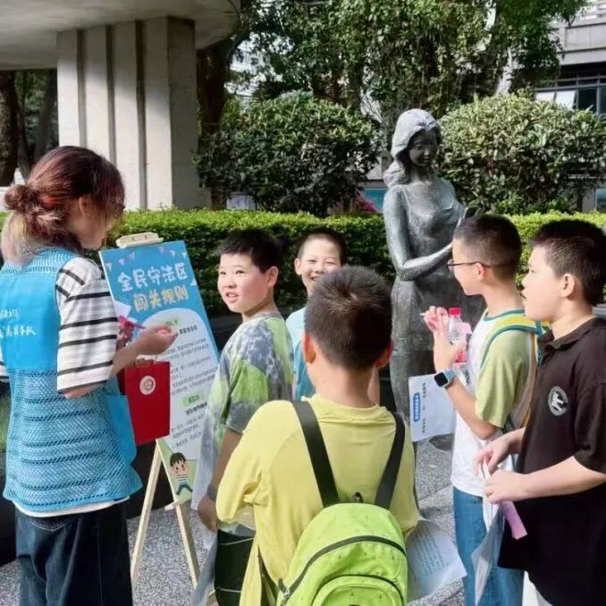 筼筜湖畔,少年偕青绿同行