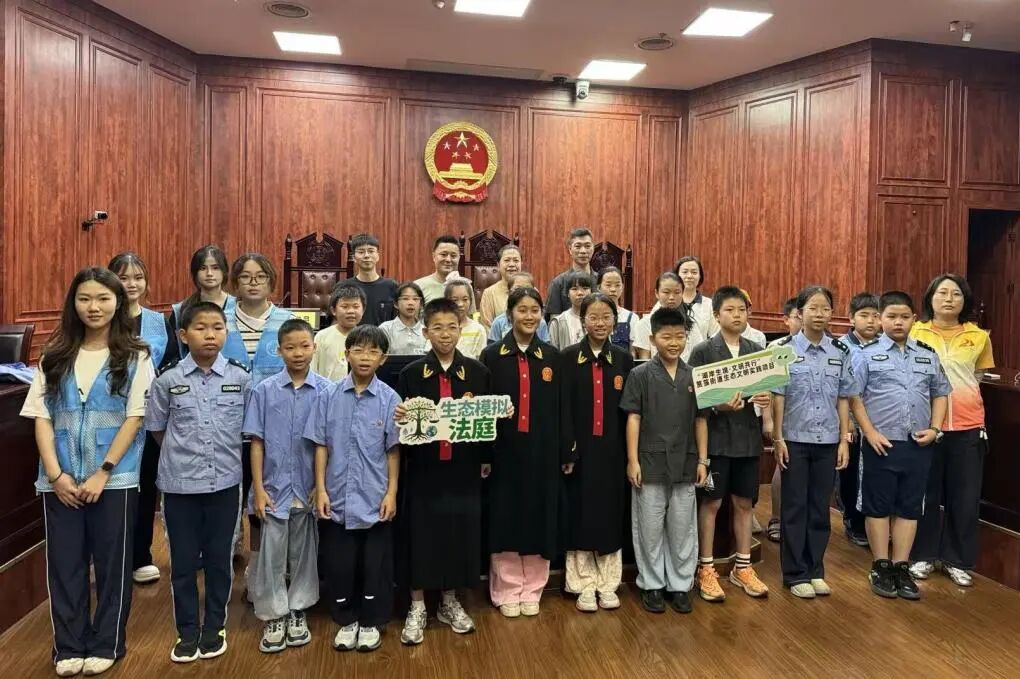 筼筜湖畔,少年偕青绿同行