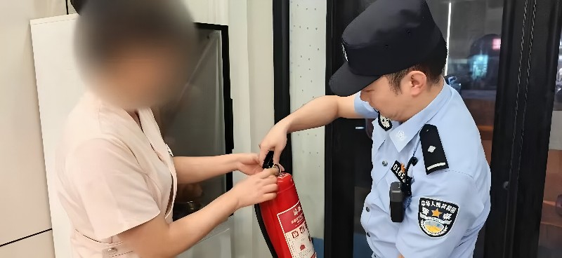 北京警方排查整治出租房 绷紧安全“责任弦” 北京警方排查整治出租房 绷紧安全“责任弦”