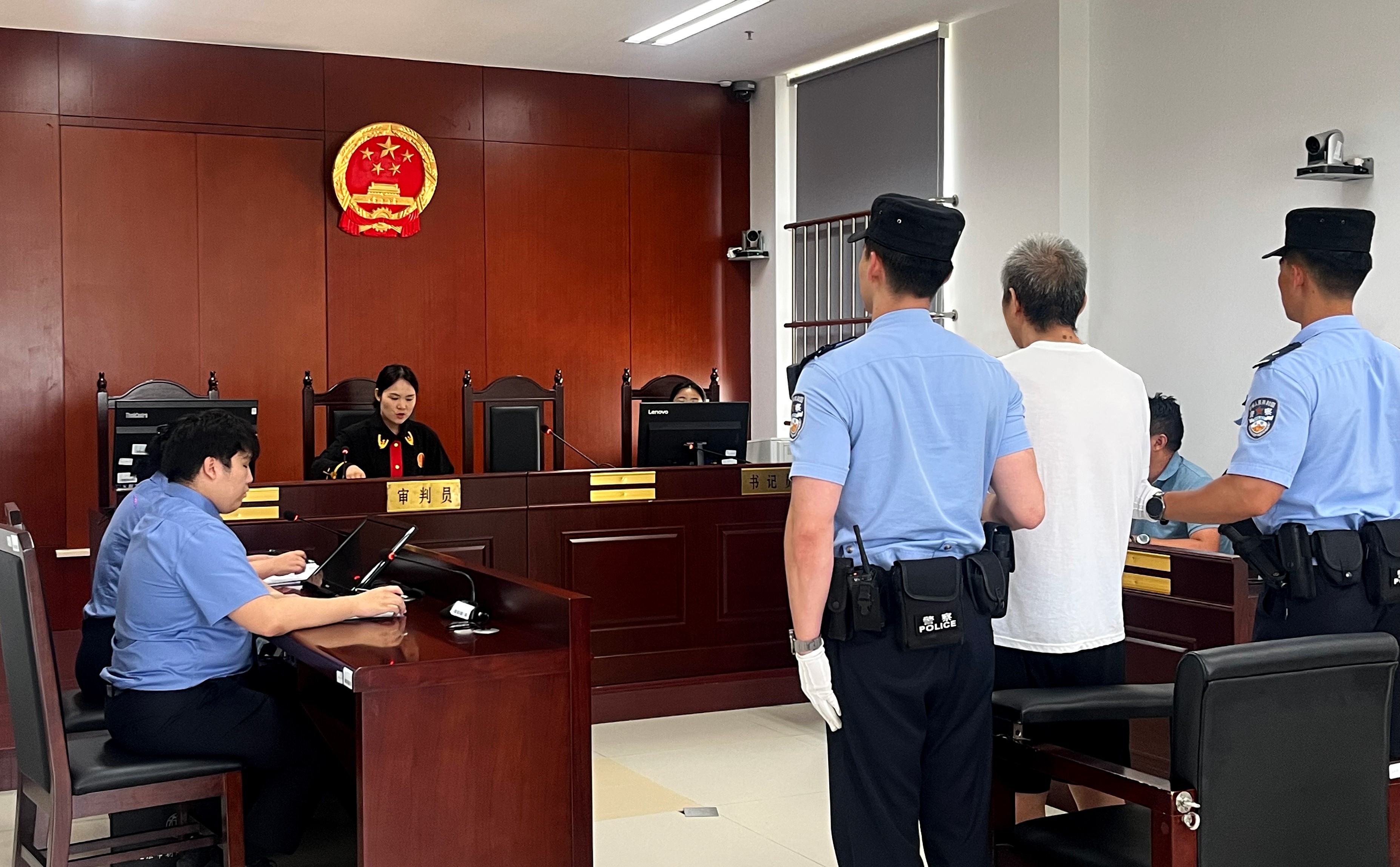  “开门杀”致1人死亡，网约车司机一审获刑一年三个月