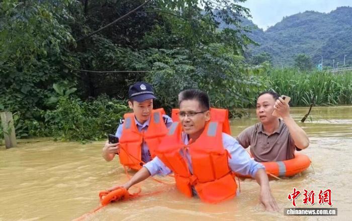 广西崇左多地发生洪涝灾害 警方救助多名遇险人员