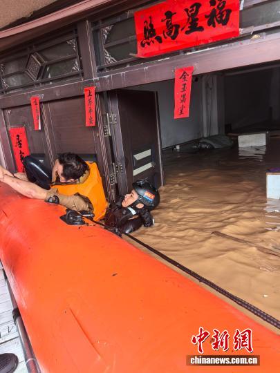 广西崇左多地发生洪涝灾害 警方救助多名遇险人员