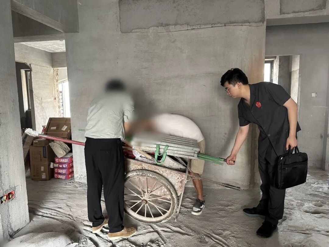 装修中途停工?法官工地现场算清“三笔账”