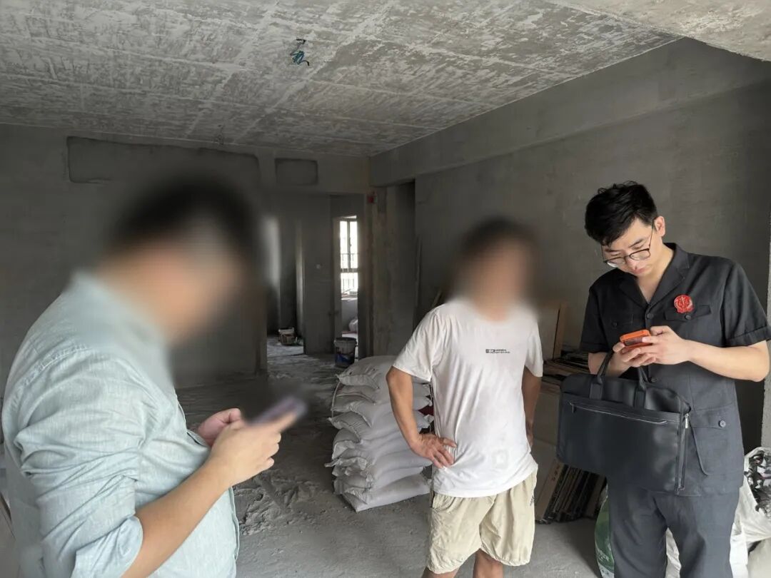 装修中途停工?法官工地现场算清“三笔账”
